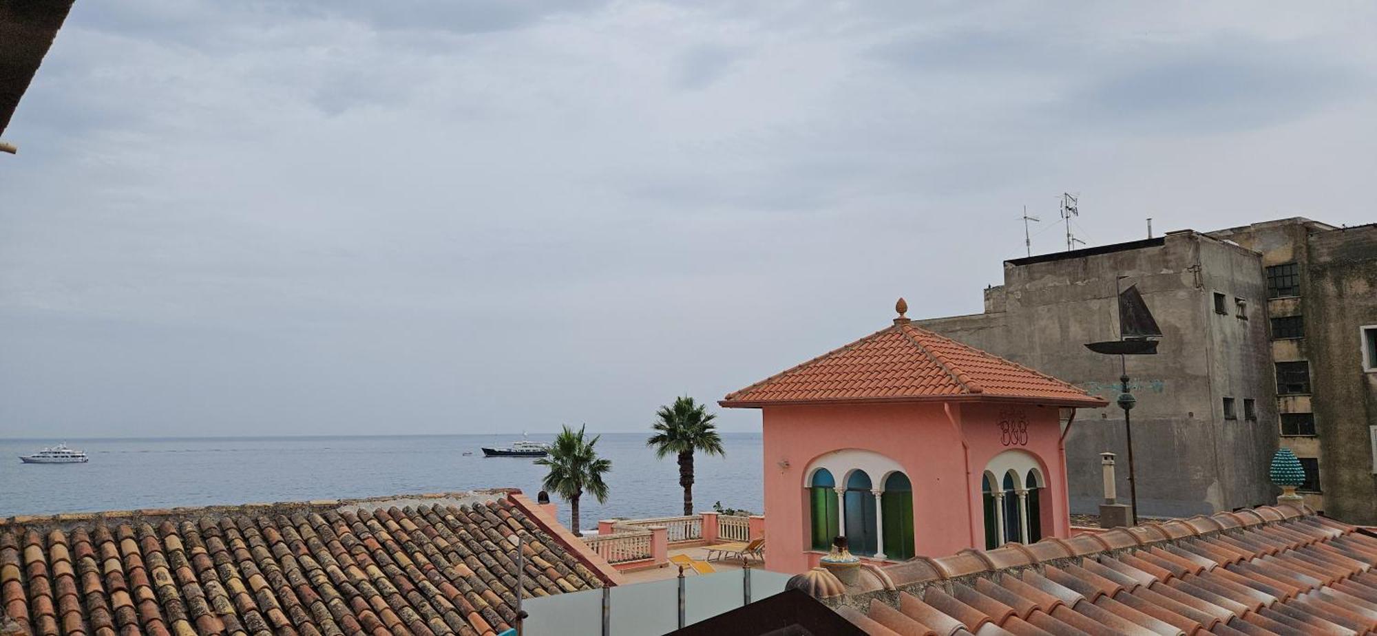 Lucia & Giovanni Giardini Naxos Rum bild